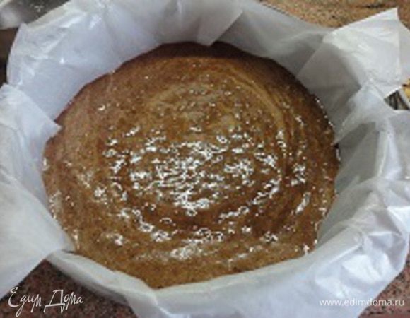 Форму для выпечки лучше выстлать пекарской бумагой, предварительно смазанной маслом. Выложите тесто и запекайте в заранее разогретой до 180 градусов духовке в течение 30 минут. Остудите до комнатной температуры.