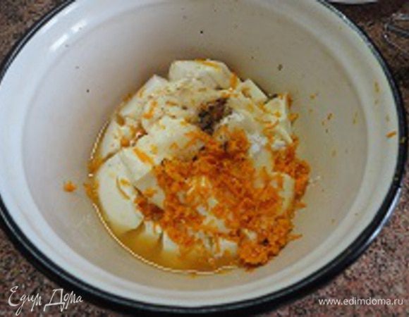 Приготовьте крем: к сыру добавить сметану, цедру одного апельсина, 2 столовые ложки апельсинового сока, корицу, сахарную пудру, коньяк и перемешайте до однородной массы.