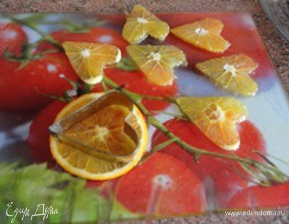 Шоколадный корж разрежьте вдоль на две половины. Коржи без муки, поэтому очень хрупкие. У меня они разломились, но я их аккуратно сложила. Нижний корж смажьте кремом, накройте вторым . 

Растопите оставшийся шоколад со сливочным маслом на водяной бане, добавьте мед, перемешайте, полейте торт глазурью и посыпьте фундуком.

Можно украсить вот такими апельсиновыми сердечками.