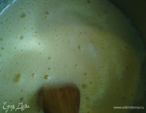 В кастрюлю положить масло, розовую воду и поставить на медленный огонь для растопления масла. В глубокой посуде взбить яйца с сахаром, влить в масляную смесь, все время помешивая добавить пекарский порошок. Получиться пышная пена. Снять с огня.