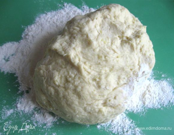 Вымесить тесто на поверхности, присыпанной мукой.