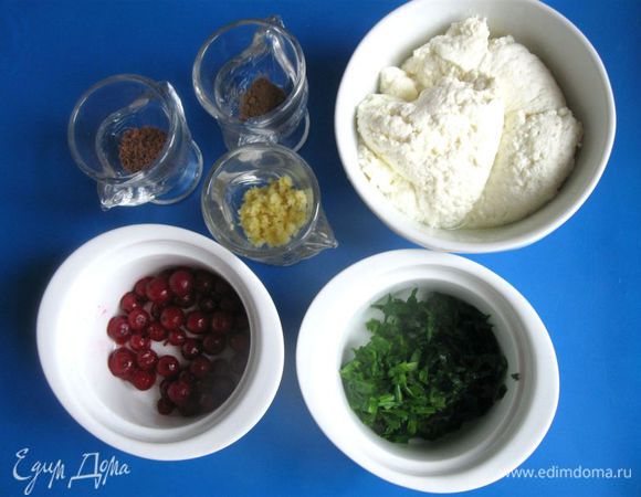 Приготовить все необходимое для начинки. Цедру натереть на мелкой терке, шоколад так же натереть. Лук и петрушку мелко порезать.