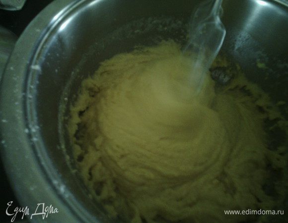 Всыпать муку, замесить тесто и оставить на 1 час.