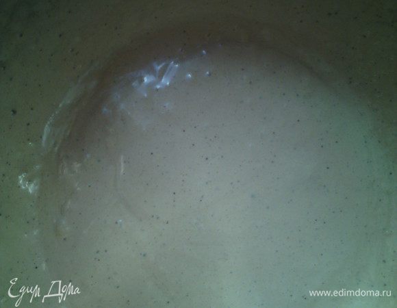 Сгущенку, масло и корицу перемешать миксером.