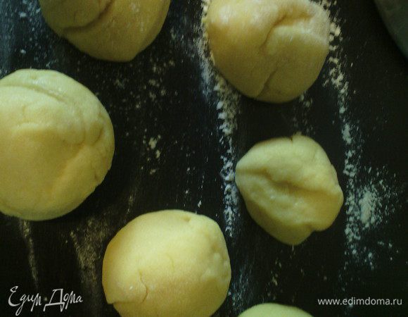 Разделить тесто на 6 шариков.