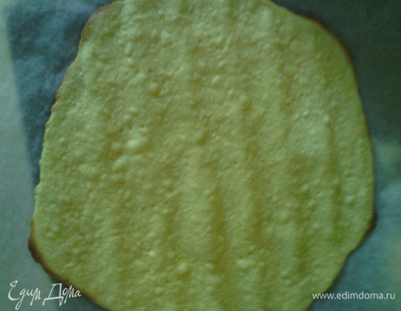 Раскатываем тонко тесто. Делаем несколько проколов вилкой. Выпекаем в сильно разогретой духовке 2-3 минуты, до золотистого цвета.