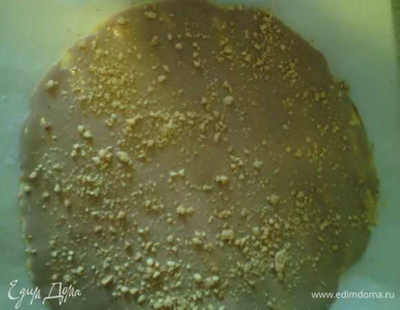 Форму коржей выбирайте по усмотрению (я выбрала круглую), так что обрезала коржи под круглую тарелку. Смазываем корж частью крема, посылаем молотыми орехами, делаем 5 слоев. Последний корж крошим для обсыпки. Выкладываем оставшийся крем, смазываем верхний корж, посылаем крошкой и оставшимся арахисом.