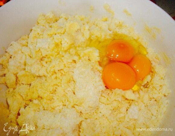 Из муки, тертого сыра Чаддера, размягченного сливочного масла и из 3 яиц вымешиваем тесто. Сливочное масло можно заменить на маргарин. 