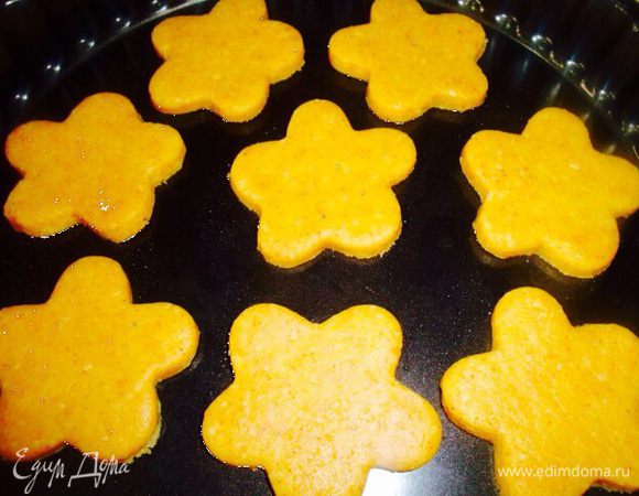 Раскатать тесто в пластину, толщиной 1/2 см на доске. Доску присыпать мукой не обязательно. При помощи формочек вырезаем фигурки из теста. У меня звездочки, елочки и сердечки. 