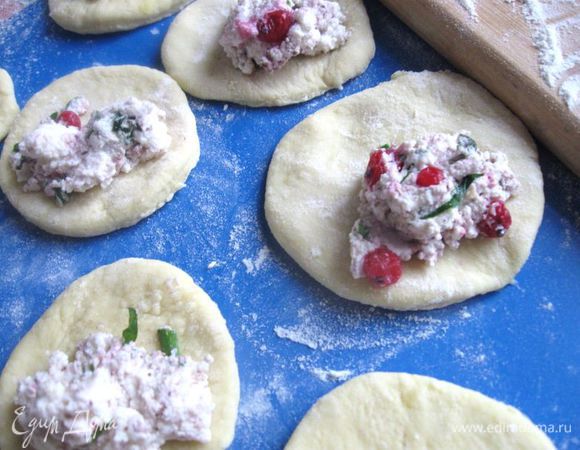 Положить начинку на половинки кружочков, чуть отступив от края. У меня получилось 22 кружочка. Залепить края, свернув кружочки пополам. 