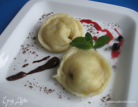 Вынуть на тарелку, украсить тертым шоколадом, мятой, ягодами и соусом. Сопроводить ягодным и шоколадным соусом.