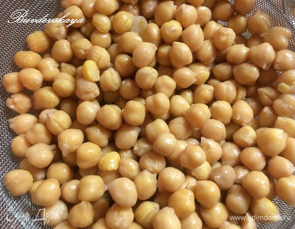  Нут замочить на ночь в холодной воде. Затем воду слить, снова залить горох холодной водой и варить до мягкости, слить воду.