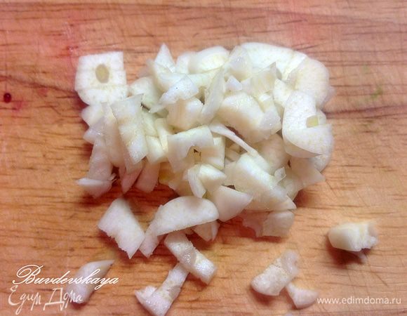  Чеснок мелко нарезать.