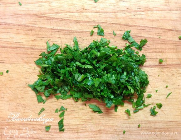 Зелень мелко нарезать. Переложить хумус в глубокую тарелку, украсить нутом,  нарезанной кинзой, посыпать паприкой. ENJOY !