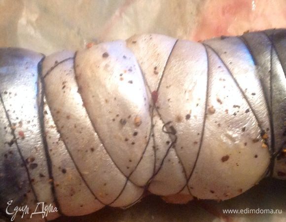 Таким способом просолили каждую из рыб. Теперь сворачиваем рыбку рулетом и обматываем простыми нитками, как на фото.