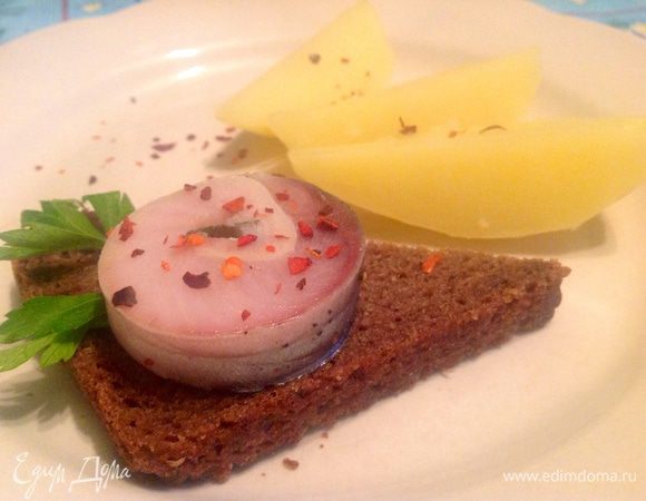 А теперь сварили картошечку, порезали черный бородинский хлебушек и нашу скумбрию. Все как на фото :-)

Обалденно вкусно :-) Приятного аппетита :-)