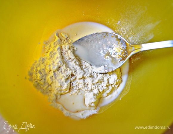 Теперь делаем мучные "болтушки" или, как это называют у нас и делали наши бабушки, "затирку". В муку можно добавить бульон, молоко или 1 яйцо. В юрте, где мы готовили этот суп мы добавляли бульон, а вот дома я решила сделать мучные "болтушки" на молоке. 