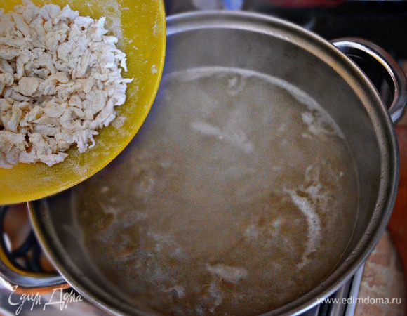 В начале в миске, а затем в руках перетираем муку с жидкостью до образования маленьких "катушек" и добавляем в бульон, постоянно помешивая. Затем добавляем порезанное мясо и готовим около 10 минут, продолжая помешивать.