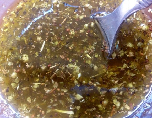 Сначала делаем мою любимую заправку  для салата :
3 ст ложки оливкового масла + 1 ст ложка свежего лимонного сока + 1 чайная лодка меда + 1 чайная ложка итальянских или прованских трав - хорошо вымешиваем и даем постоять, пропитаться травами.