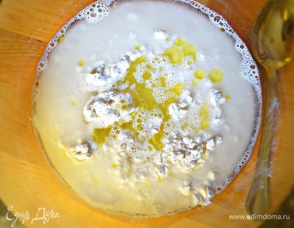 Приготовить тесто. Для этого в миске смешайте сухие ингредиенты. Мёд растворите в 150 мл тёплой воды. К мучной смеси влейте масло и воду. Замесите мягкое эластичное тесто. Сформируйте шар, оставьте в миске, накройте чистым льняным полотенцем и поместите в тёплое место пока 
тесто не увеличится вдвое (40-50 мин).