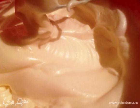 Отделить белки от желтков.
Белки взбить в крепкую пену и, продолжая взбивать, понемногу добавлять сахар.