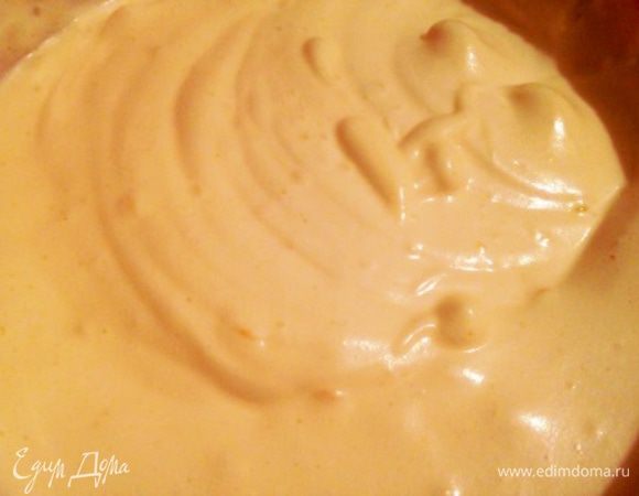 Продолжая взбивать, по одному добавить все желтки.