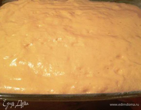 Выложить массу в смазанную маслом и притрушенную мукой форму диаметром 28-34 см с высокими бортиками, разровнять и поставить в разогретую до 180гр духовку на 20-25 мин до пробы на сухую палочку.
