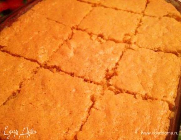 Готовый пирог вытащить из духовки, дать немного остыть и разрезать на порционные куски.