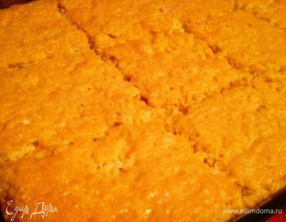 Пока пирог остывает, довести до кипения (но не кипятить) молоко и растворить в нем сахар и ванилин.
Горячий пирог залить горячим молоком и дать полностью впитаться.
Остудить в холодильнике.
Приятного!