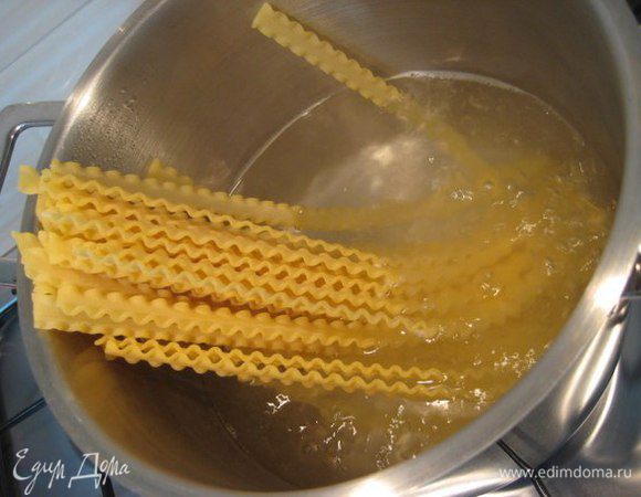 Отварить пасту до состояния аль денте. У меня вот такая красивая паста мафальдине.