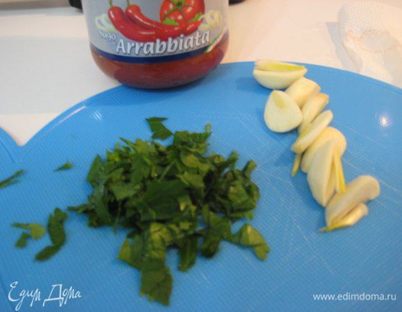 Чеснок почистить, крупно порезать, петрушку измельчить.