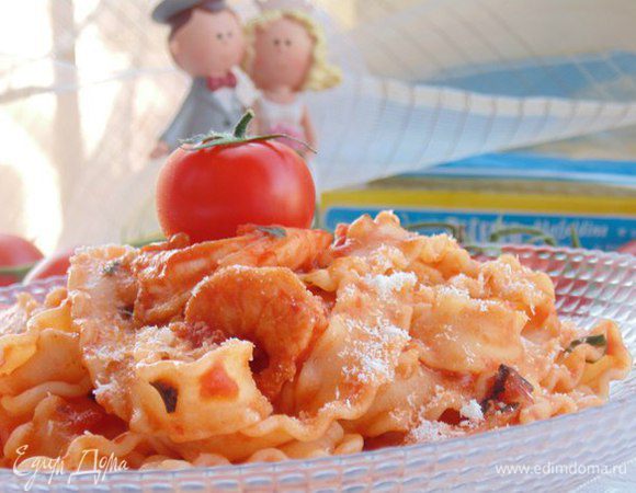 Выложить соус на пасту. Посыпать слегка тертым пармезаном.
Приятного аппетита!