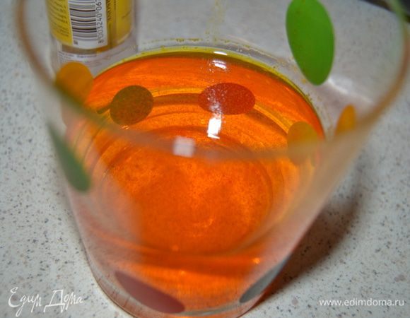 Шафран развести в стакане воды.