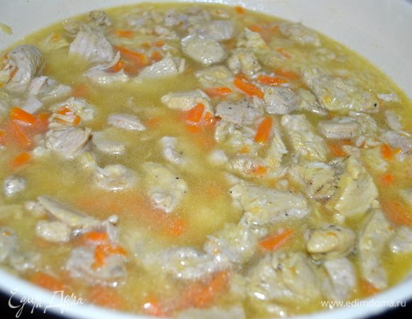 Затем в сковороду с рисом выложить филе индейки, тыкву, посолить, добавить любимые приправы по вкусу. Вылить шафрановую воду, добавить еще при необходимости воды, чтобы она покрывала рис. Закрыть крышкой и тушить на среднем огне до готовности риса, при необходимости подливать воду и периодически помешивать.