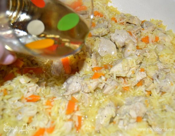 Минут за 5-10 до конца влить половину стакана вина. Вино советую брать не самое плохое. Я обычно использую такое вино, которое приятно на вкус в чистом виде.