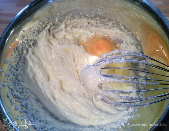 Мягкое масло взбить с сахаром и щепоткой соли до белой пышной массы, добавить и вбить по одному яйца. Муку смешать с разрыхлителем, просеять частями в масляную массу и, подливая по чуть-чуть молоко, замесить тесто. 