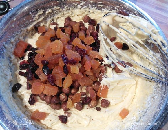 Вмешать аккуратно сухофрукты и фундук целиком. 