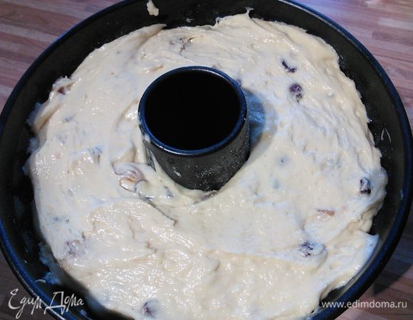 Форму смазать маслом и посыпать манкой или мукой. Выложить тесто, разровнять и выпекать в течении 1 часа. 