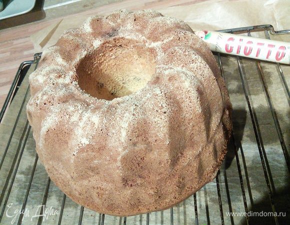 Кекс проверить на сухую палочку и остудить на решётке. 