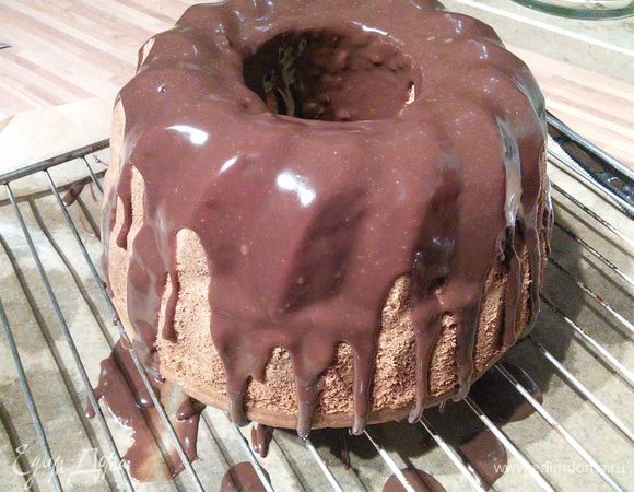 С глазурью все просто: любой шоколад  (у меня 100 г молочного и 50 г белого) растопить с добавлением 100 мл сливок и покрыть им кекс. 