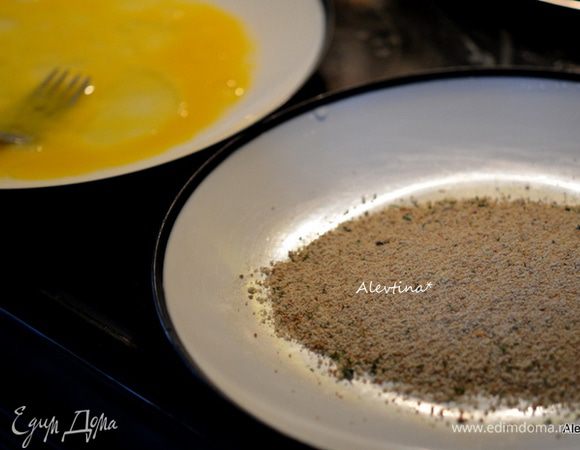 Взбить слегка яйца на тарелке, на другое блюдо выложить сухую хлебную крошку с итальянскими специями. Если нет в продаже готовой хлебной крошкой с итальянскими специями приготовим в домашних условиях сами, смешав хлебную крошку 1 стакан со специями как орегано , базилик, майоран, розмарин, тимьян и кинза, красный перец хлопьями, чабер по щепотке.