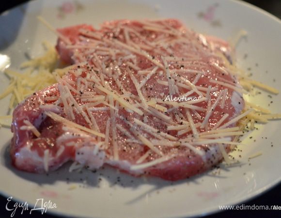 Свиные отбивные должны быть тонкой нарезки, если у вас они небольшого размера, то хватит 1 яйца. Свиные отбивные посолить и поперчить. На 3-ю тарелку выложить пармезан натертый, затем свиную отбивную на косточке, слегка придавить сыр, затем также с другой стороны. Поступаем так с каждой свиной отбивной.