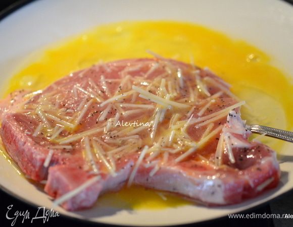 Перекладываем свиные отбивные после пармезана на тарелку с яйцом, обвалять.