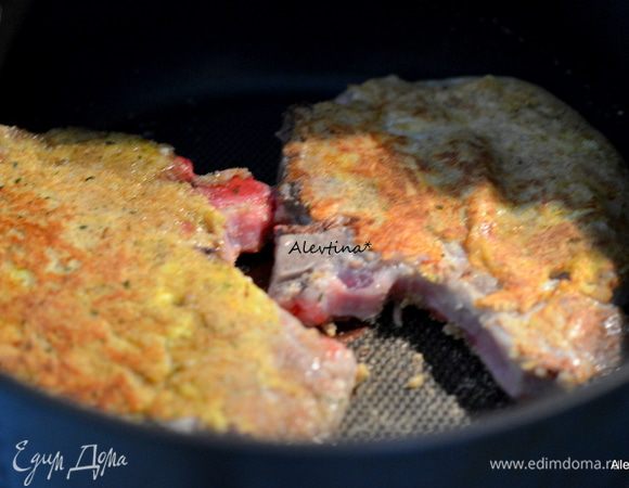 Затем обвалять с двух сторон каждую отбивную в сухарях со специями и выложить на горячую сковороду с оливковым маслом, обжарить до готовности с 2 х сторон.