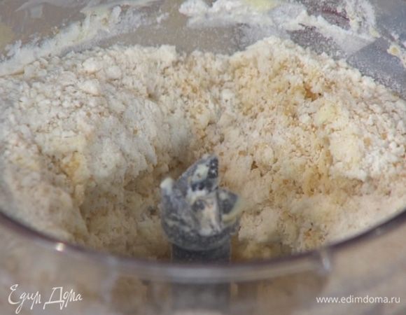 Муку соединить в чаше блендера с кокосовой стружкой, сахаром, сливочным маслом и взбить все в очень мелкую крошку.