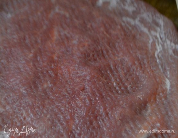 Свиную вырезку помыть, обсушить бумажным полотенцем. Срезать все пленочки и лишний жир. Надрезать ножом вдоль, не доходя до конца и раскрыть как книгу. Отбить в тонкий пласт.