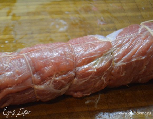 Свернуть мясо в рулет. И закрепить кулинарной нитью.