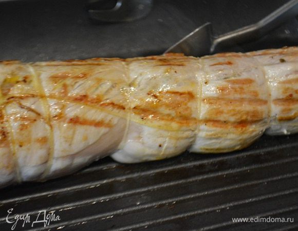 Обжарить мясо на оливковом масле со всех сторон до золотистого цвета. Снять рулет со сковороды, удалить ножницами нитки. Уложить рулет в форму, смазанную оливковым маслом, полить вином и запечь в духовке при Т 200 градусов 20 минут.