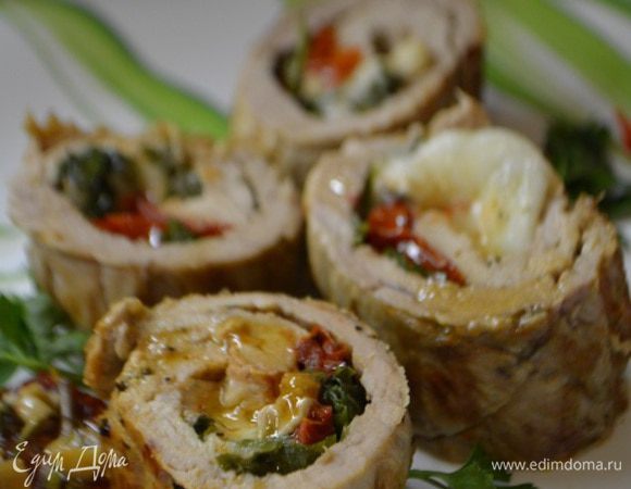 Достать рулет из духовки, дать ему отдохнуть 5 минут и можно нарезать на порционные кусочки!
Приятного аппетита!