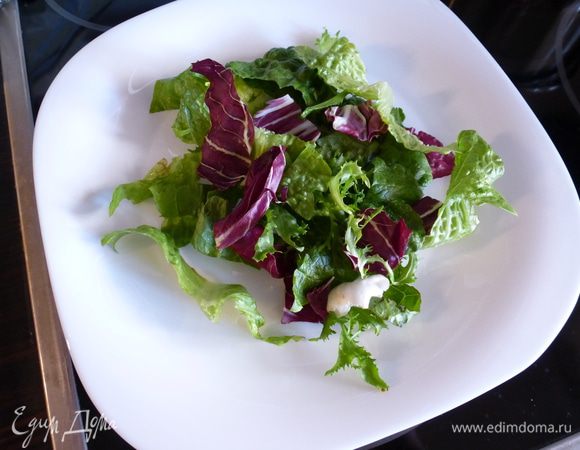 На тарелку выкладываем листья салата. У меня был микс из романо, фриссе, радиччо и корна.